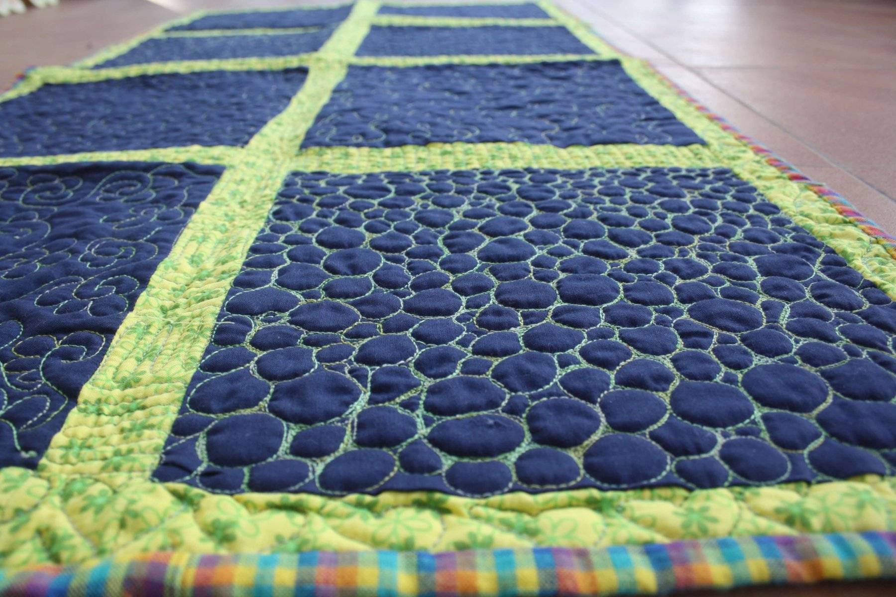 Acolchado libre piedras